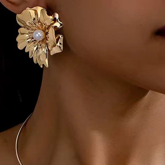 ZARA lux unique Gold Floral Pearl Earrings - Picture 1 of 12